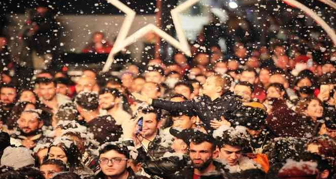 Bodrum’a suni kar yağdırıldı, eğlence doruğa çıktı, esnafın yüzü güldü