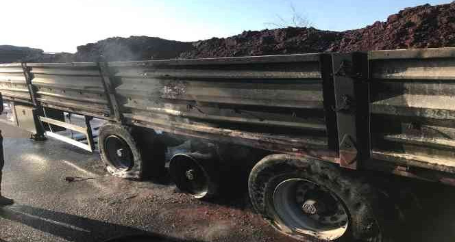 Demir oksit hammaddesi yüklü tırın dorsesi seyir halindeyken yandı