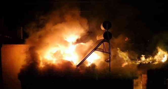 Tokat’ta iki katlı ev alev alev yandı