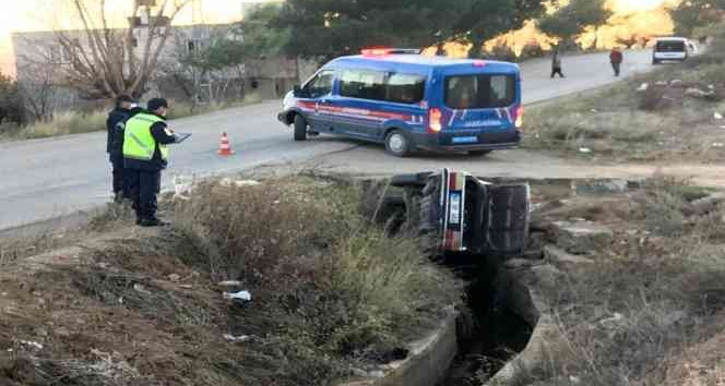 Otomobil sulama kanalına uçtu, aynı aileden 3 kişi yaralandı