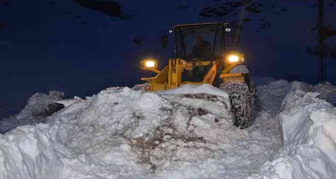 Termometreler eksi 25 dereceyi buldu, ekipler iş makineleri donmasın diye aralıksız çalışıyor