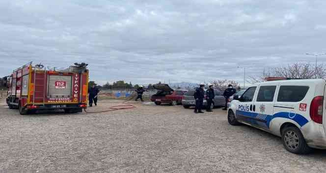 Park halindeki otomobil cayır cayır yandı