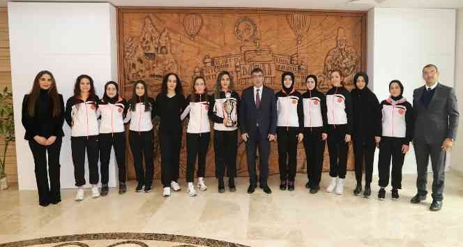 NEVÜ Kadın Basketbol Takımı’na Teşekkür Belgesi