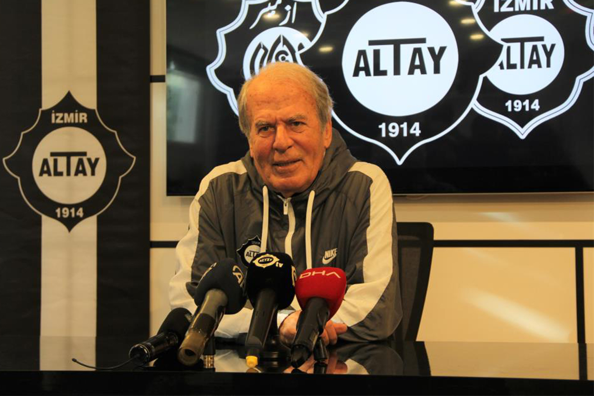 Mustafa Denizli: &#039;Şartlar el verirse 2 Türk futbolcu transferi yapmak istiyoruz&#039;