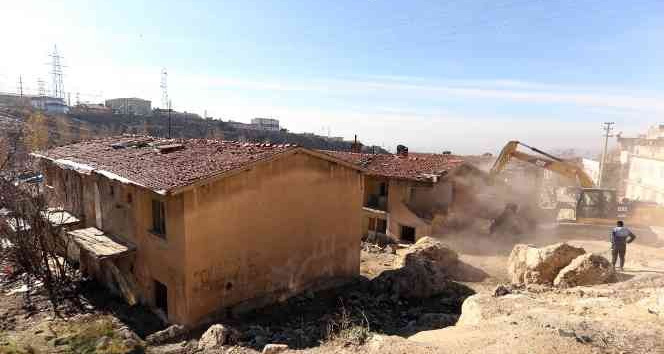 Mardin’de tarihi dokuyu bozan yapıların yıkımı devam ediyor