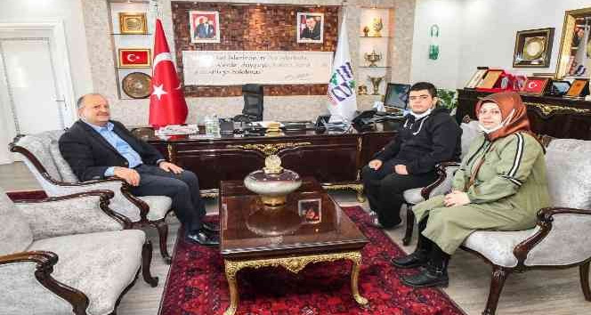 Başkan Tavlı, kendisi ile tanışmak isteyen otizmli genci ağırladı