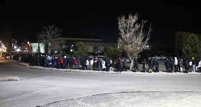 Eksi 6 derecede konser kuyruğu