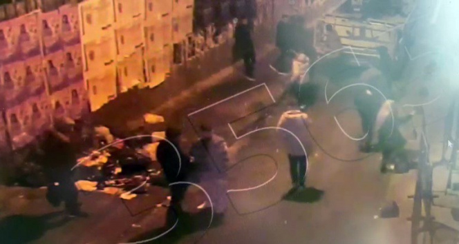 Beyoğlunda omuz atma kavgasında Amerikalı turiste bıçaklı saldırı kamerada