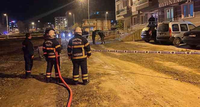 Yolun ortasında kendiliğinden yanan ateş, ekipleri alarma geçirdi