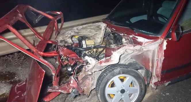 Kontrolden çıkan otomobil çelik bariyerlere çarptı: 1 yaralı