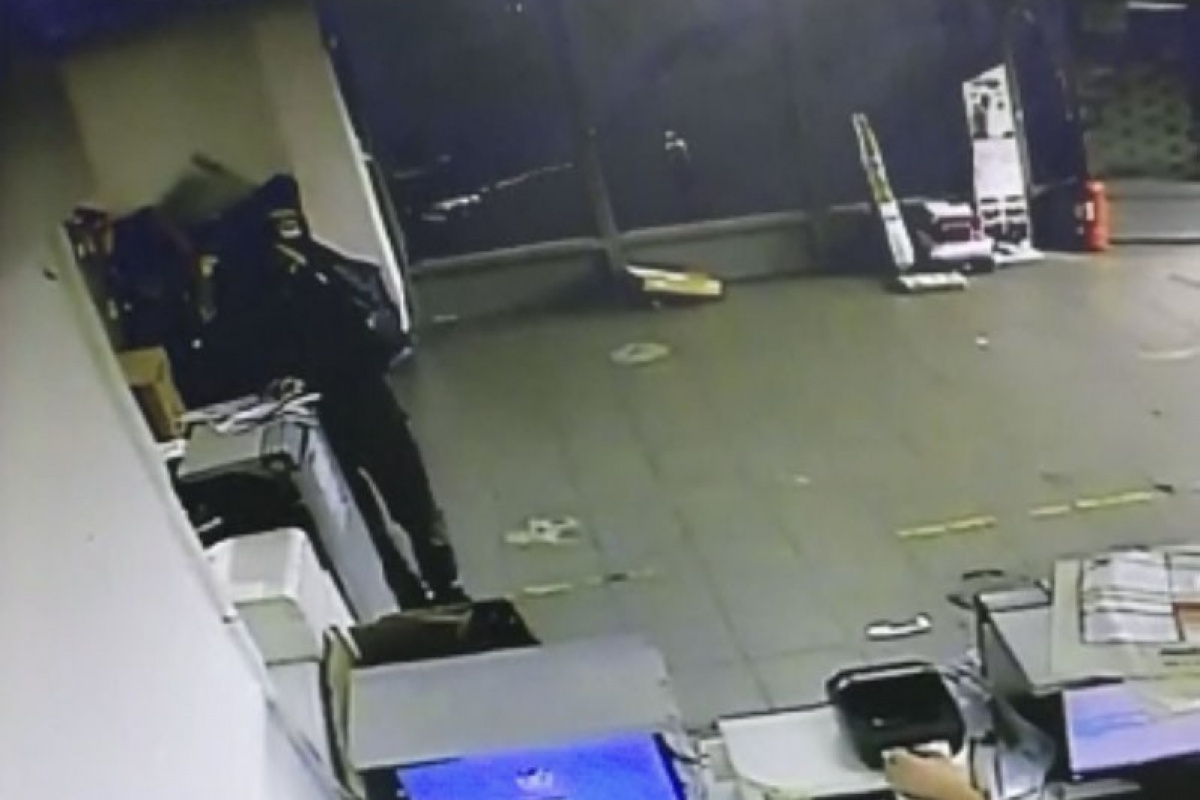 Kargo teslim etmek için gitti, cep telefonu çalıp çıktı