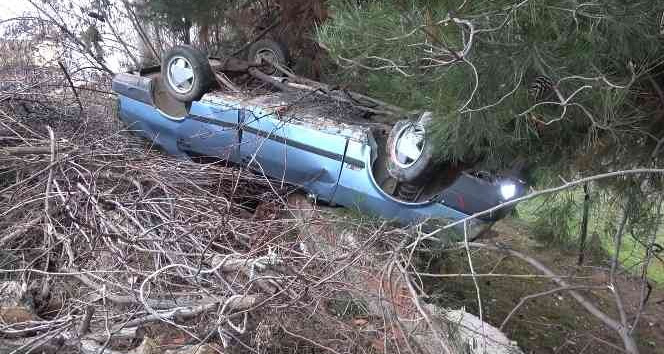 Kaza yapan otomobil bahçe duvarında asılı kaldı: 3 yaralı