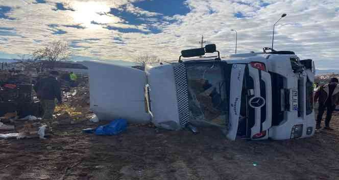 Kazada devrilen tırdaki limon kasaları yolu kapattı