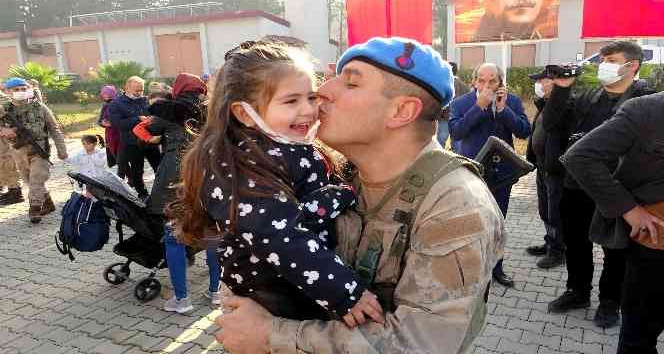 Suriye görevinden dönen komandolar evlatlarını öpücüklere boğdu