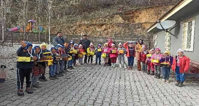 Çocuklara bot mont yardımı