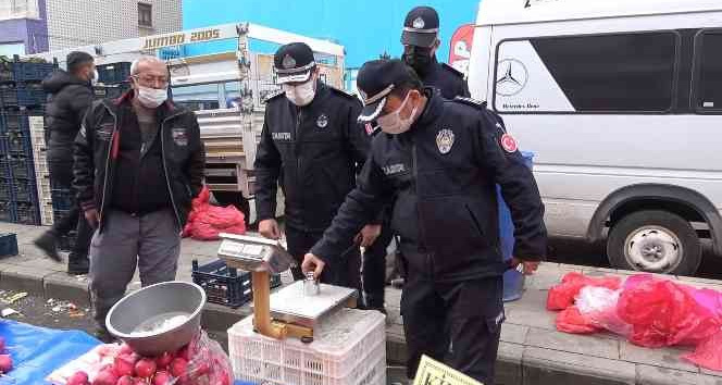 Zabıta kendi ağırlığını koydu: Semt pazarlarında etiket ve terazi denetimi