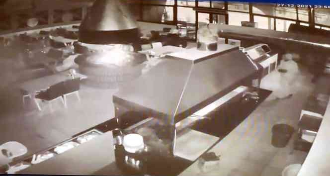 Pencereden giren hırsızlar kebap dükkanını soyup soğana çevirdi