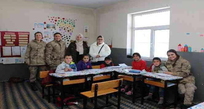 Bingöl’de jandarma ekipleri, öğrencilerle bir araya geldi