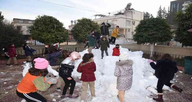 Kamyonla okul bahçesine taşınan kar, öğrencilerin neşe kaynağı oldu
