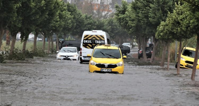 Meteorolojinin al kodlu uyardığı Antalyada 3 ilçede okullar dinlence edildi