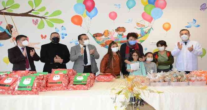 Yılbaşı etkinliği hasta çocuklara moral oldu