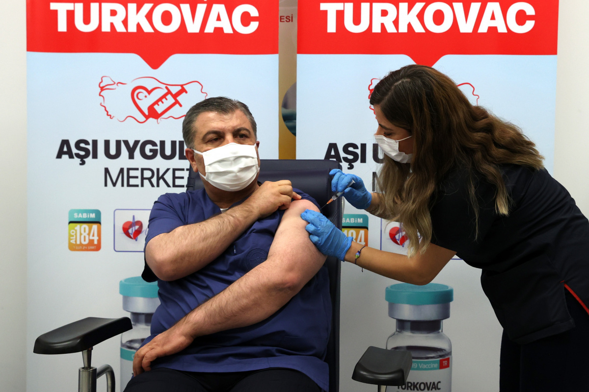 Sağlık Bakanı Koca hatırlatma dozu olarak Turkovac aşısı oldu