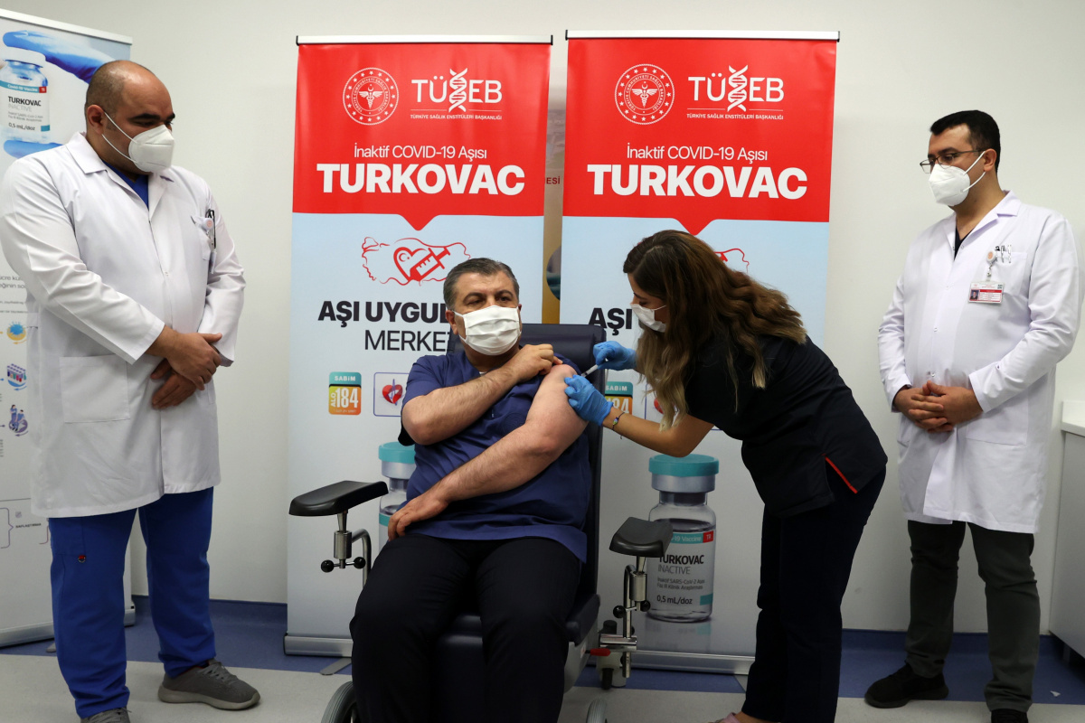Sağlık Bakanı Koca: &#039;Turkovac yarından itibaren şehir hastanelerimizden başlayarak uygulanacak&#039;
