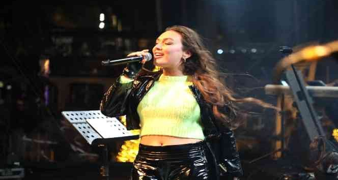 Bodrum’da yüzlerce kişi soğuk havaya, yağmura ve fırtınaya aldırış etmeden doyasıya eğlendi