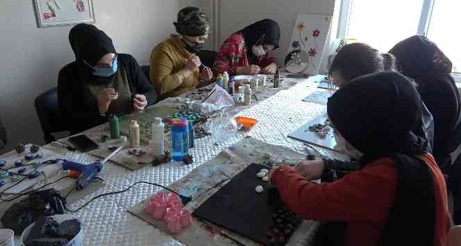 Elleri boyalı kadınlardan aile ekonomisine katkı