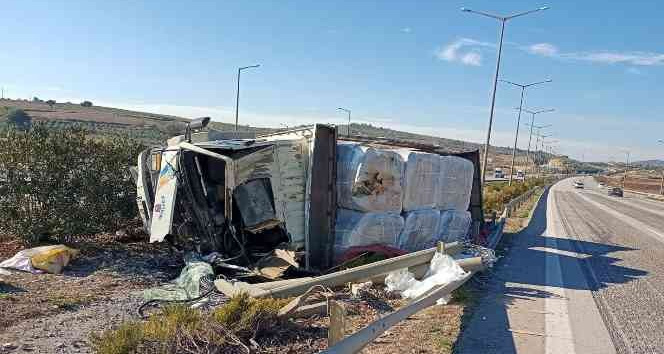 Devrilen kamyonun sürücüsü yaralandı