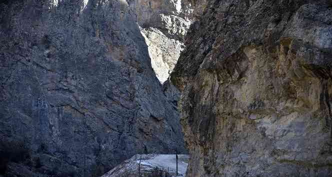 Yola düşme tehlikesi bulunan kayaları patlatmayla bertaraf ettiler