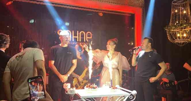 Demet Akalın ve Okan Kurt çiftinden görkemli 10. yıl kutlaması