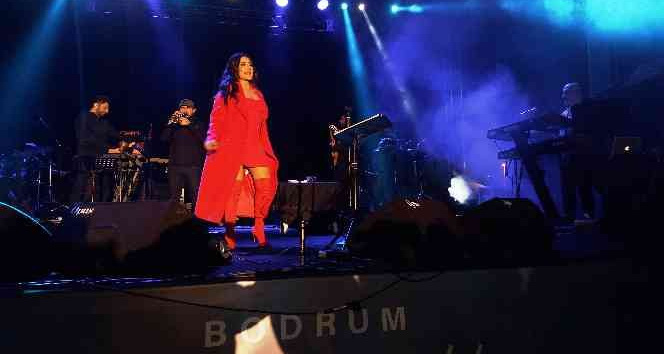 Melek Mosso’dan hayranlarına müjde