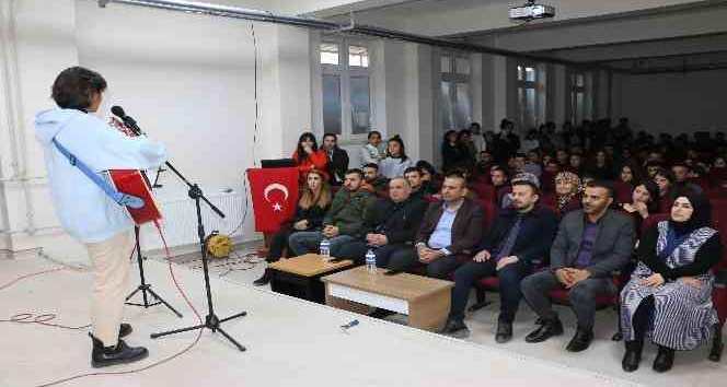 Şırnaklı öğrenciler "kadın" ve  "nükleer santraller" konularıyla tiyatro da sahne aldı