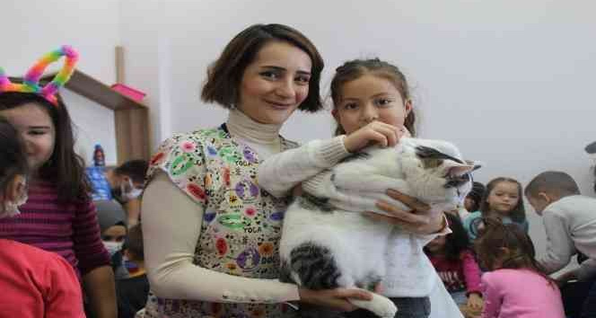 Minik öğrencilere hayvan sevgisi aşılanıyor