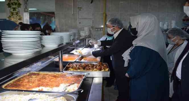 Kredi ve Yurtlar Kurumu Genel Müdür Yardımcısı Özdemir öğrencilere yemek dağıttı