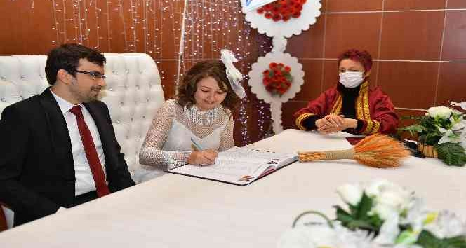 Mersin’de 2021’in bininci nikahını fenomen nikah memuru kıydı