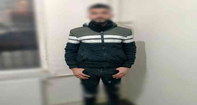 Güvenlik kamerası kayıt cihazını çalan hırsızları parmak izi yakalattı