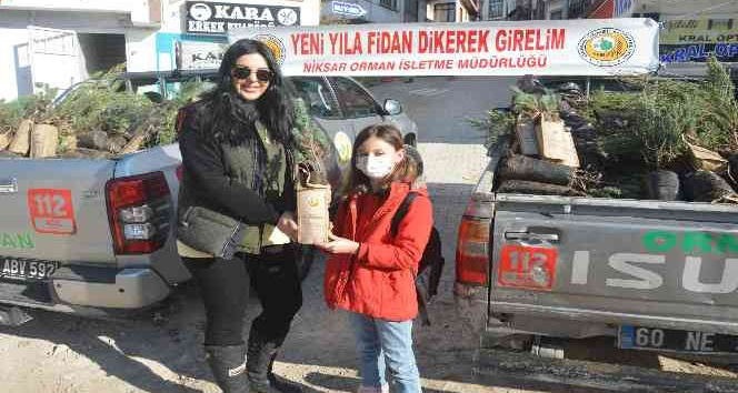 Tokat’ta yılbaşı öncesi bin adet fidan dağıtıldı