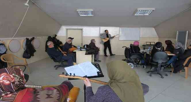 Ulu çınarlar musiki ile terapi oluyor