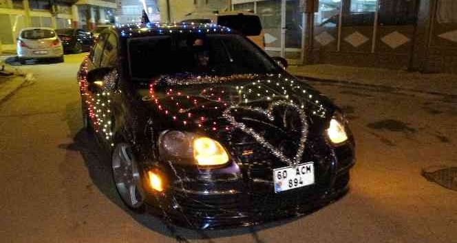 Yeniyıla led ışıklarla süslediği otomobiliyle girdi