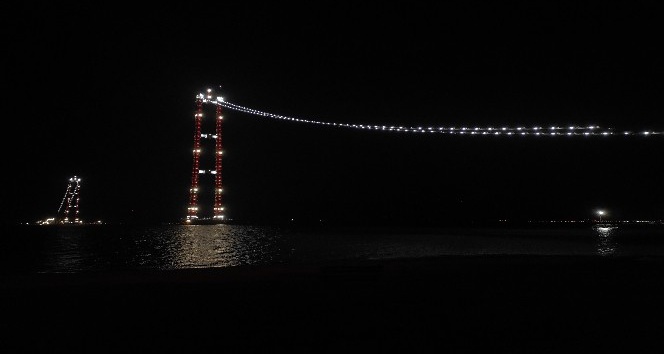 Yeni yılın ilk dakikalarında 1915 Çanakkale Köprüsü ışıl ışıl