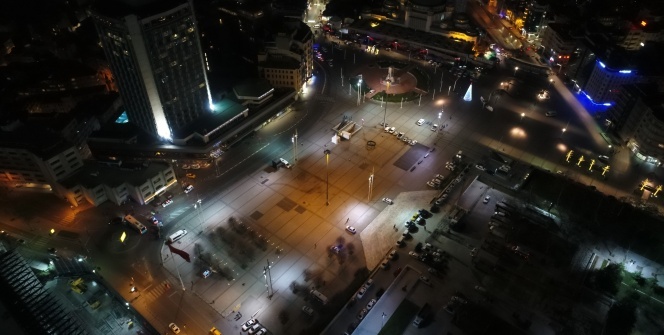 İstiklal Caddesi ve Taksim Meydanı geçtiğimiz yılın aksine bu yılbaşında sessizliğe büründü