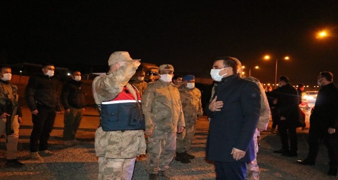 Siirt Valisi Hacıbektaşoğlu, kontrol noktalarındaki güvenlik güçlerinin yeni yılını kutladı