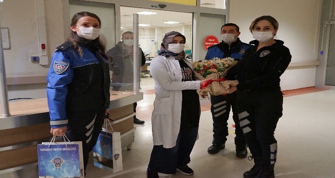 Yılbaşı gecesi nöbet tutan polis ekipleri, sağlık çalışanlarına çiçek verdi