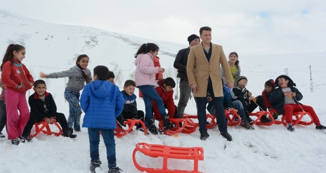 Düşünce Akademisinden Bitlis’teki çocuklara kızak