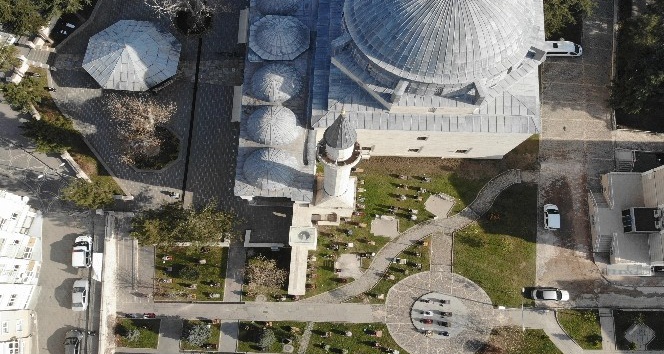Tokat’ta yılın ilk Cuma namazı tarihi cami bahçesinde kılındı