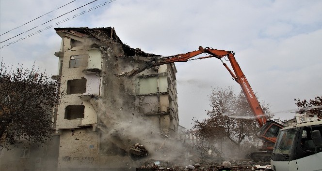 Elazığ’da 5.3’lük depremde ikinci kez hasar alan binanın kontrollü yıkımı başladı