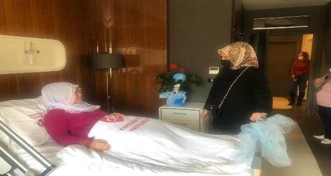 Melek Arı’dan yeni yılın ilk bebeğine ziyaret