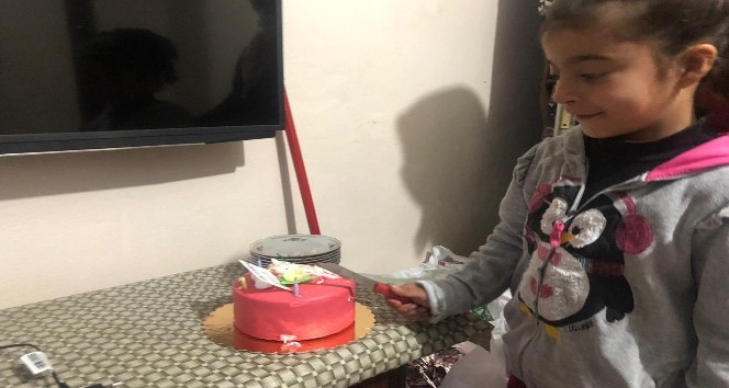 Polis ekipleri 155’i arayıp pasta isteyen 8 yaşındaki Rabiya’nın doğum gününü kutladı